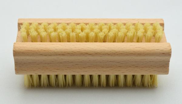 Handwaschbürste und Nagelbürste Buchenholz naturbelassen mit Griffmulden. 6 und 4 Reihen helle harte Naturborsten.